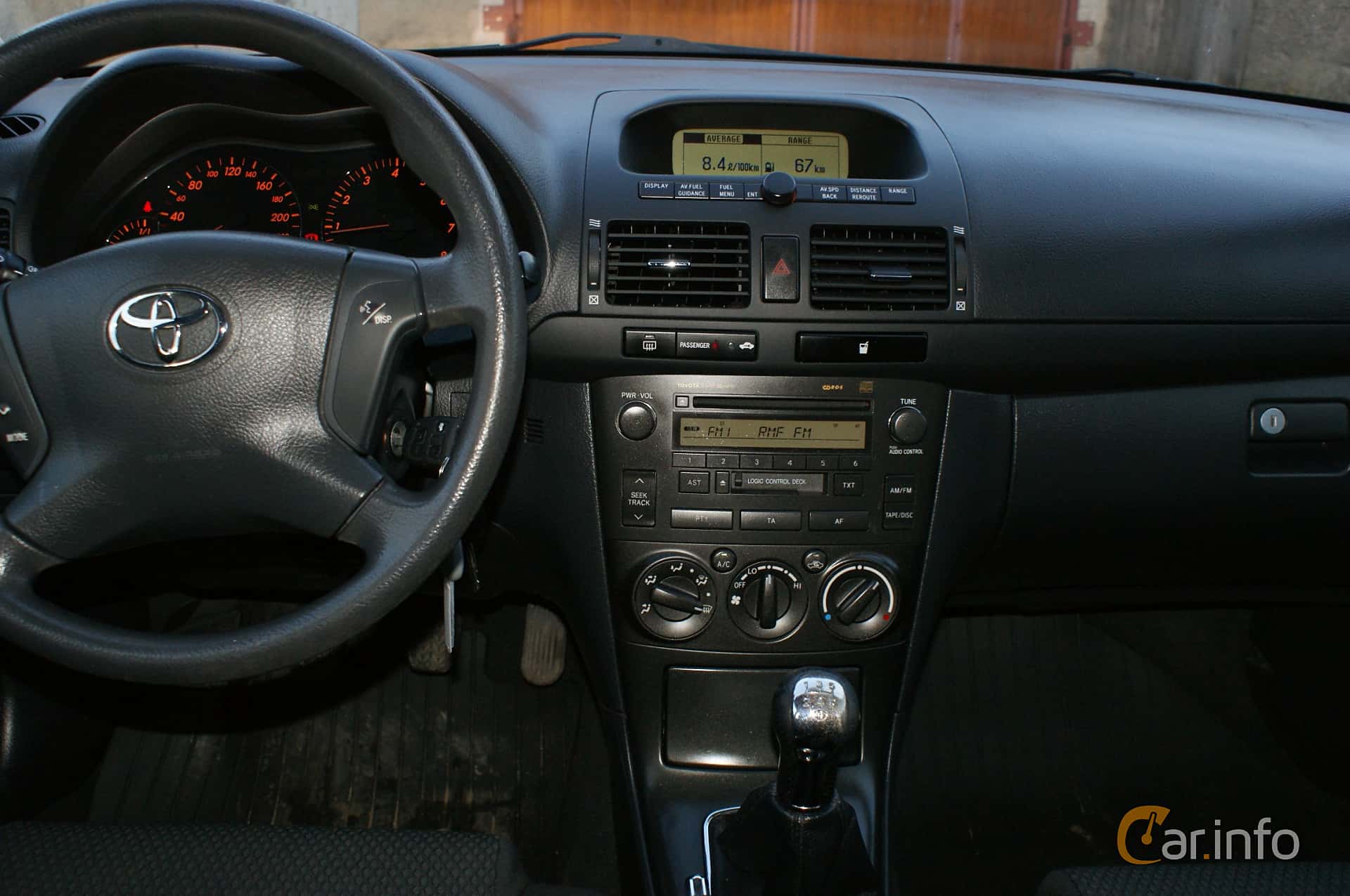 Interior of Toyota Avensis Combi 1.8 VVT-i Manual, 129ps, 2004