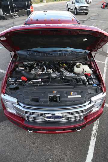 Motorutrymme av Ford F-450 Crew Cab 6.7 V8 Power Stroke 4x4 TorqShift, 446hk, 2017 