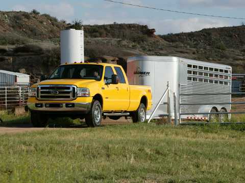 Front/Side  of Ford F-350 Crew Cab 6.0 V8 Power Stroke 4x4 TorqShift, 330hp, 2005 