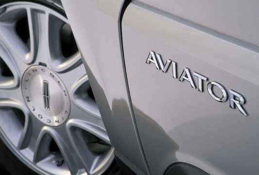 Close-up of Lincoln Aviator 4.6 V8 DOHC 4V Automatic, 306hp, 2003 