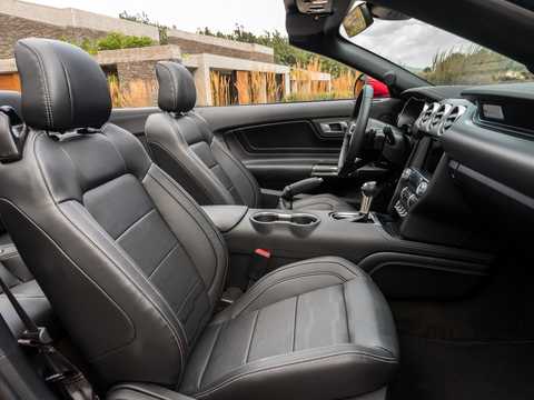Interior of Ford Mustang Convertible SelectShift, 290hp, 2018 