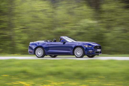 Front/Side  of Ford Mustang Convertible Manual, 317hp, 2015 