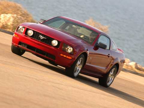 Front/Side  of Ford Mustang GT Automatic, 304hp, 2005 