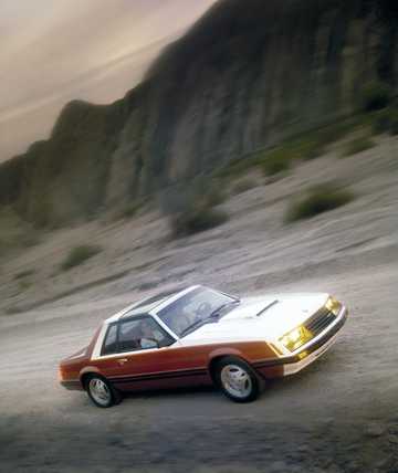 Fram/Sida av Ford Mustang 2-dörrars 2.3 Turbo Manuell, 152hk, 1981 