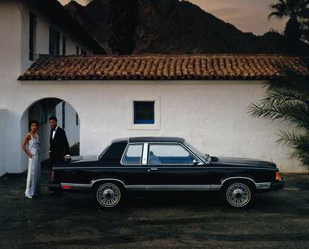 Side  of Ford Granada 2-door 1981 