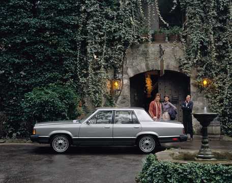 Sida av Ford Granada 4-dörrars 1981 
