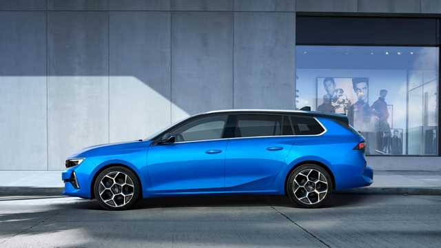 Side  of Opel Astra Sports Tourer 2022 