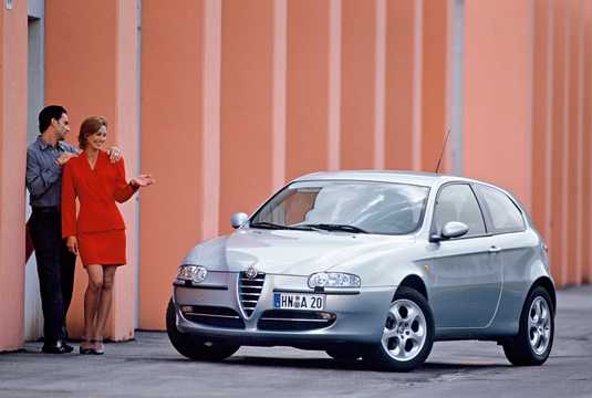 Front/Side  of Alfa Romeo 147 3-door 2.0 T.Spark 16V Selespeed, 150hp, 2001 