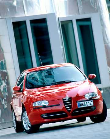 Front/Side  of Alfa Romeo 147 3-door 1.6 T.Spark 16V Manual, 120hp, 2001 