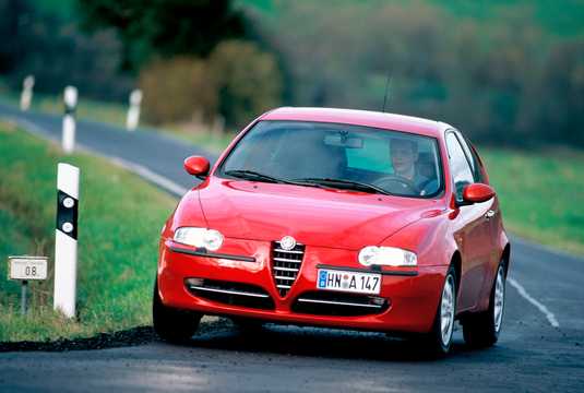 Front/Side  of Alfa Romeo 147 3-door 1.6 T.Spark 16V Manual, 120hp, 2001 