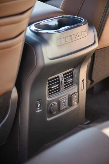 Närbild av Nissan Titan Crew Cab 5.6 V8 4WD Automatisk, 405hk, 2020 