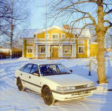 Fram/Sida av Mazda 626 Halvkombi 1990 