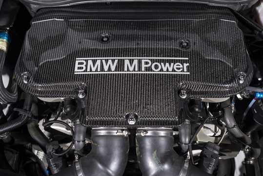 Engine compartment  of BMW M3 GTR Automatic, 350hp, 2001 