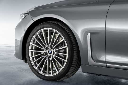 Close-up of BMW 750Li xDrive Steptronic, 530hp, 2020 