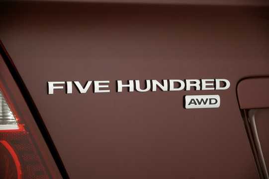 Close-up of Ford Five Hundred 3.0 V6 AWD CVT, 206hp, 2006 