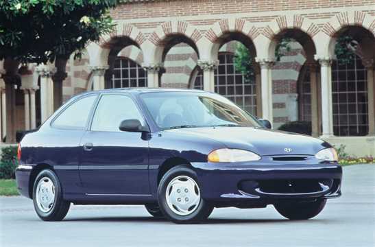Front/Side  of Hyundai Accent 3-door 1996 