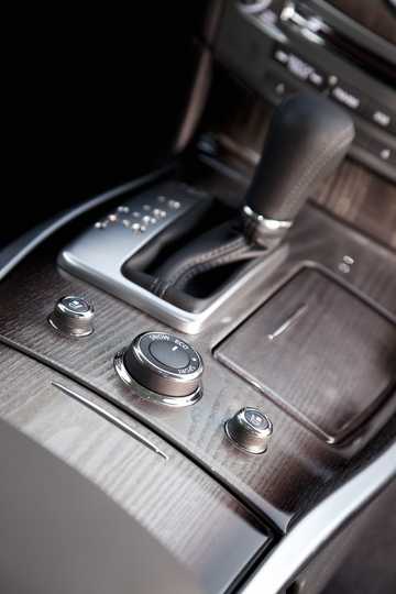 Interior of Infiniti M56 5.6 V8 Automatic, 426hp, 2011 