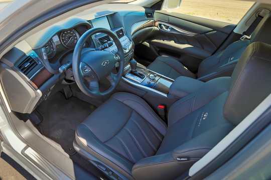 Interior of Infiniti Q70 3.5 V6 Automatic, 364hp, 2014 