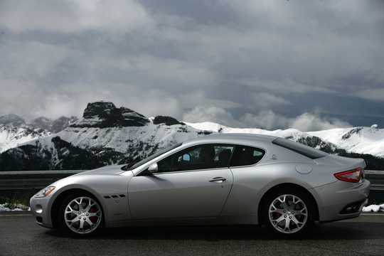 Side  of Maserati GranTurismo 2009 