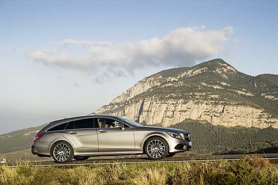 Front/Side  of Mercedes-Benz CLS 400 Shooting Brake 7G-Tronic Plus, 333hp, 2015 