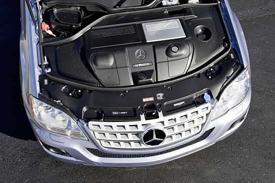Motorutrymme av Mercedes-Benz ML 450 HYBRID 4MATIC 7G-Tronic, 340hk, 2010 