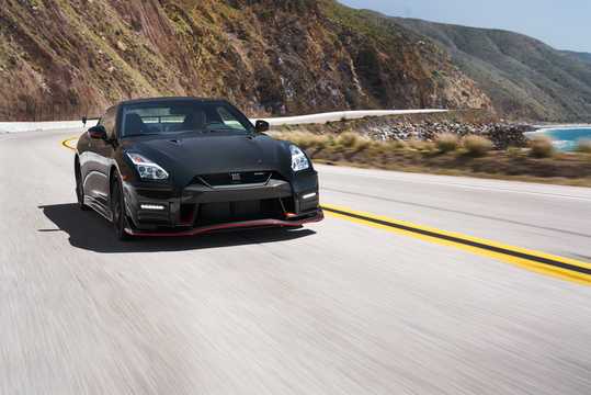 Front/Side  of Nissan GT-R Nismo 3.8 V6 4x4 DCT, 600hp, 2018 