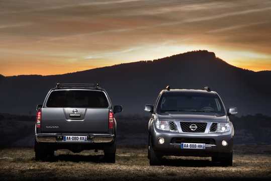 Front  of Nissan Navara Double Cab 2010 