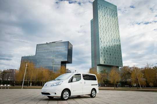 Front/Side  of Nissan e-NV200 Combi 24 kWh, 109hp, 2015 