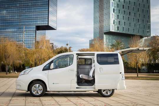 Side  of Nissan e-NV200 Combi 24 kWh, 109hp, 2015 