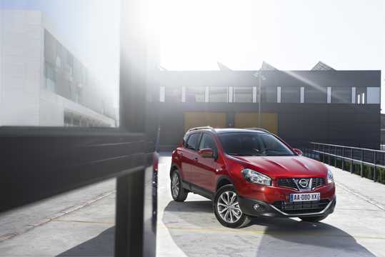 Front/Side  of Nissan Qashqai 1.6 dCi Manual, 130hp, 2012 