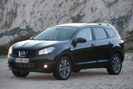 Front/Side  of Nissan Qashqai+2 2011 