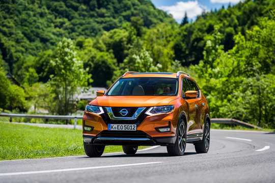 Fram/Sida av Nissan X-Trail 2017 