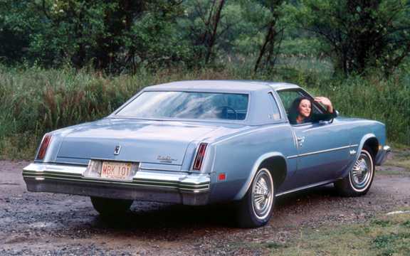Back/Side of Oldsmobile Cutlass Supreme Coupé 1976 