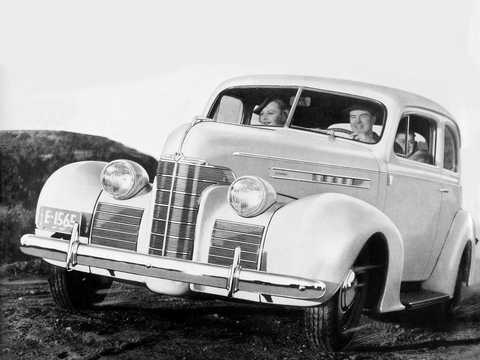 Front/Side  of Oldsmobile Series 60 2-door Sedan 3.5 Manual, 91hp, 1939 