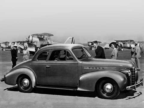 Fram/Sida av Oldsmobile Series 70 Business Coupé 3.8 Manuell, 96hk, 1939 