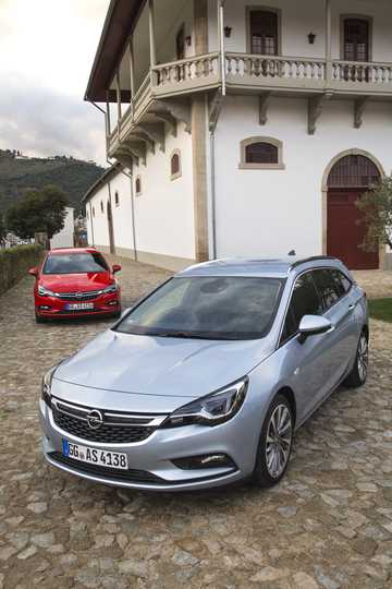 Front/Side  of Opel Astra Sports Tourer 2016 