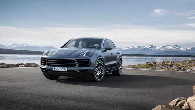 Front/Side  of Porsche Cayenne S TipTronic S, 440hp, 2018 