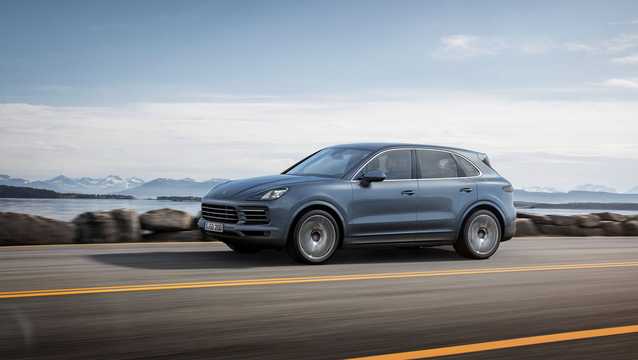 Front/Side  of Porsche Cayenne S TipTronic S, 440hp, 2018 