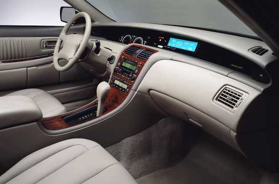 Interior of Toyota Avalon 3.0 V6 Automatic, 213hp, 2000 