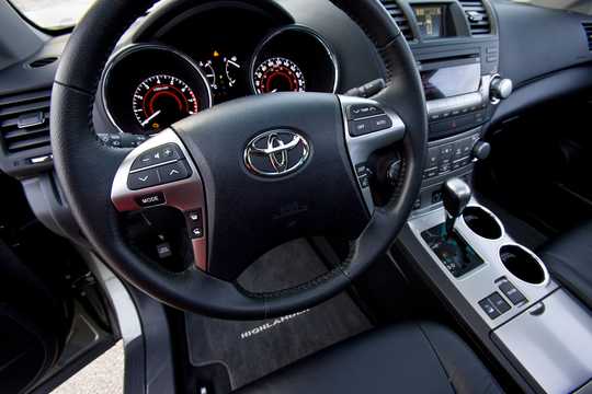 Interior of Toyota Highlander 3.5 V6 AWD Automatic, 273hp, 2011 