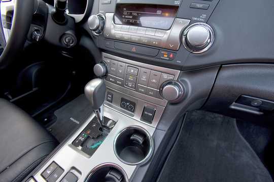 Interior of Toyota Highlander 3.5 V6 AWD Automatic, 273hp, 2011 