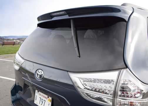 Close-up of Toyota Sienna 2.7 Automatic, 189hp, 2012 