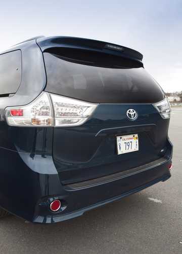 Close-up of Toyota Sienna 2.7 Automatic, 189hp, 2012 