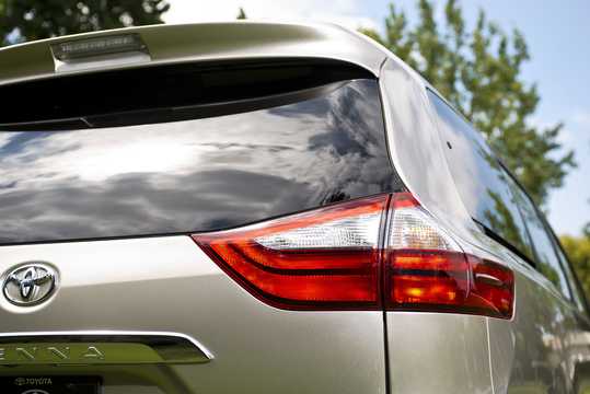 Close-up of Toyota Sienna 3.5 V6 AWD Automatic, 269hp, 2015 