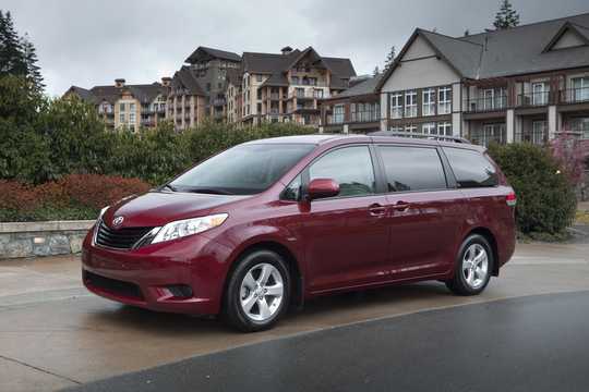 Front/Side  of Toyota Sienna 3.5 V6 Automatic, 269hp, 2012 