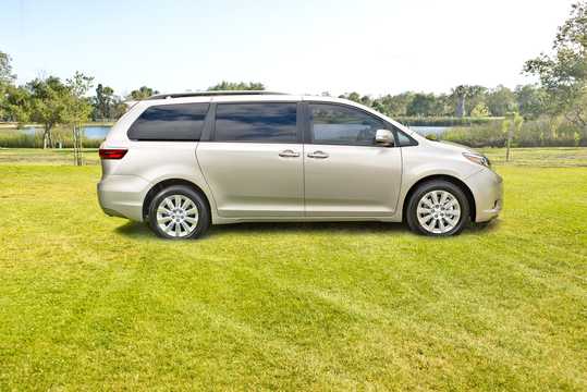 Side  of Toyota Sienna 3.5 V6 AWD Automatic, 269hp, 2015 