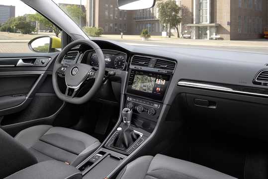 Interior of Volkswagen Golf 5-door 2017 