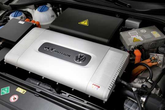 Engine compartment  of Volkswagen Passat HyMotion 1.1 kWh, 136hp, 2014 