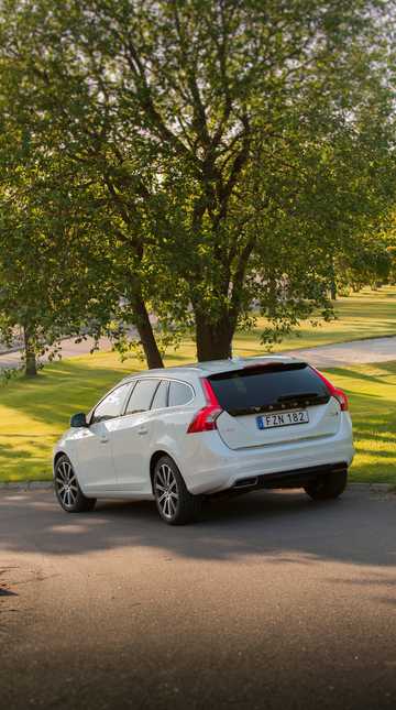Back/Side of Volvo V60 D5 Plug-in Hybrid AWD Geartronic, 231hp, 2016 