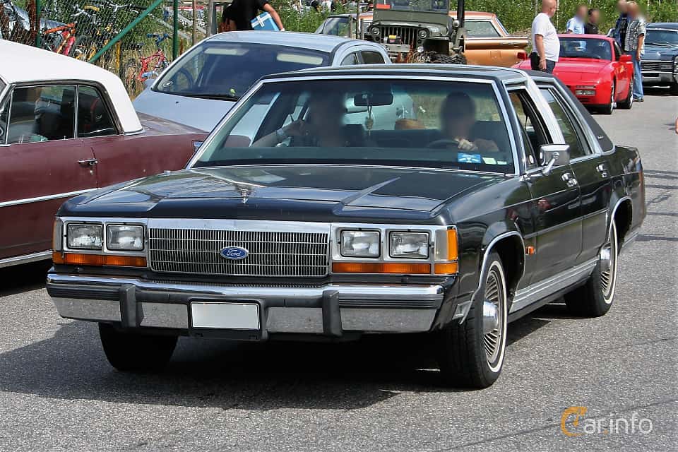 Ford LTD Crown Victoria Sedan